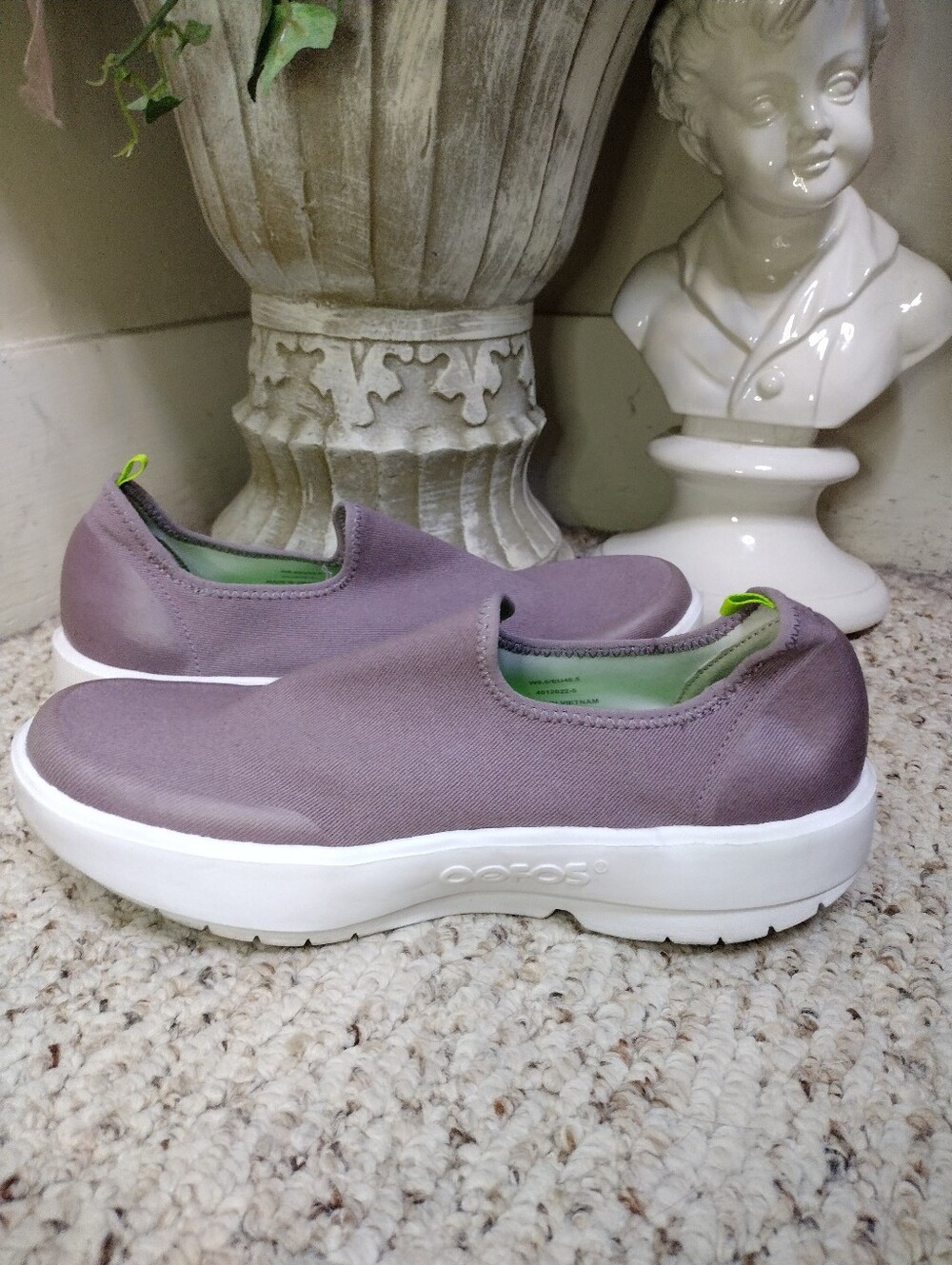 OOfos Women's OOmg eeZee Low Shoe In Purple/Mauve Colorway - Picture 2 of 11